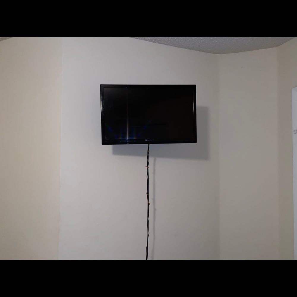 24” Element TV - Picture 5 of 7